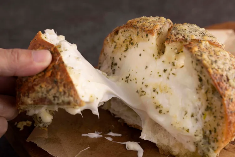 韓風爆漿乳酪蒜蒜包180元，外皮酥香，蒜香洋溢，爆漿的起司內餡邪惡又滿足。業者提供