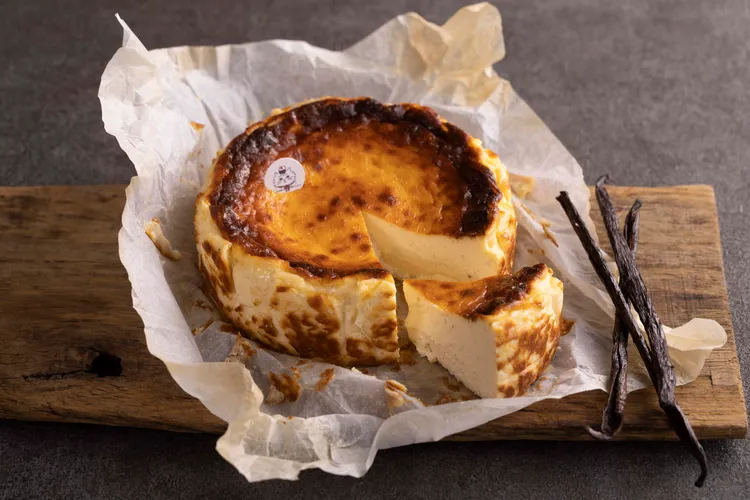 特濃香草巴斯克6吋980元，使用高級的四葉奶油乳酪，還加入大量香草籽，濕潤綿軟洋溢濃濃的奶香。業者提供