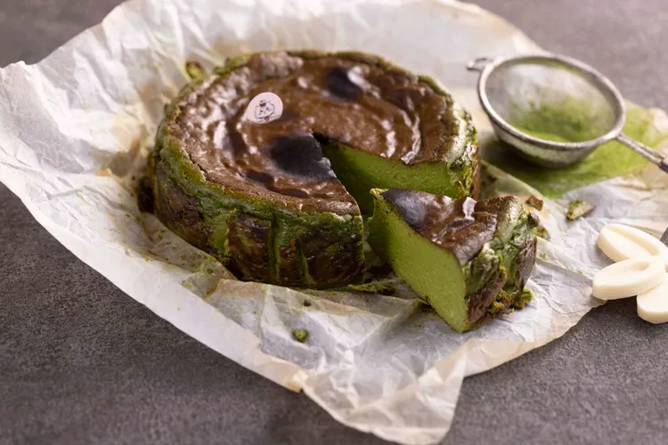 抹茶巴斯克6吋1180元，加入京都小山園若竹調味，入口彷彿是在喝一杯濃郁的抹茶歐蕾。業者提供