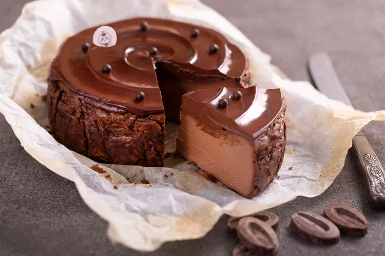 巧克力巴斯克6吋1280元，以法國頂級巧克力調味，表面多一層巧克力甘納許，吃進滿口濃醇巧克力香。業者提供