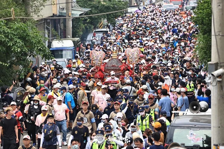 今天大甲媽遶境隨行信眾暴增，鑾轎行進緩慢。翻攝臉書「大甲鎮瀾宮」