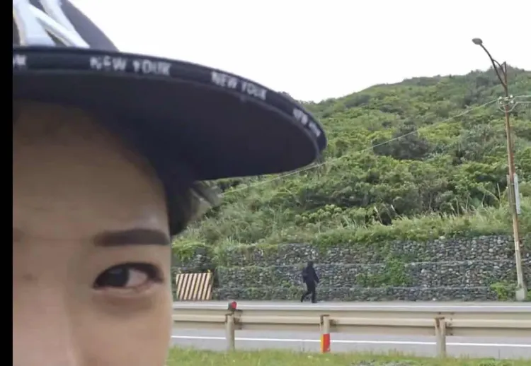 企鵝妹碰到怪男尾隨，嚇到請網友幫忙報警。翻攝自企鵝妹直播