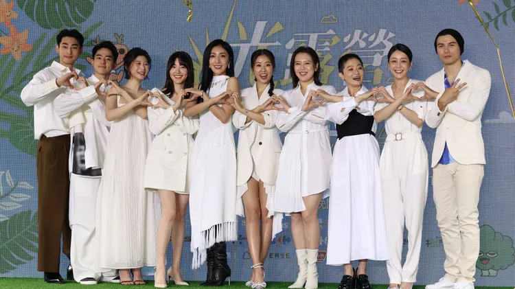 章廣成(左起)、劉敬、江宜蓉、郭雪芙、楊謹華、林心如、劉品言、謝瓊煖、謝欣穎、鳳小岳出席開播記者會。莊宗達攝