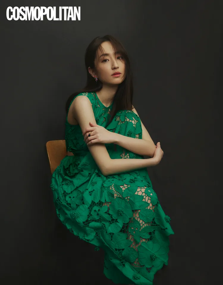 柯佳嬿身穿Self-Portrait服裝散發仙氣。《COSMOPOLITAN》提供