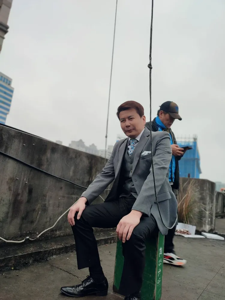 倪齊民吊鋼絲不怕高。民視提供