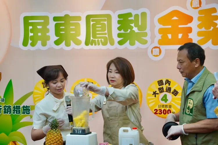 周春米指出，農業處與展銷通路商、在地青農將密切合作鳳梨外銷。屏縣府提供