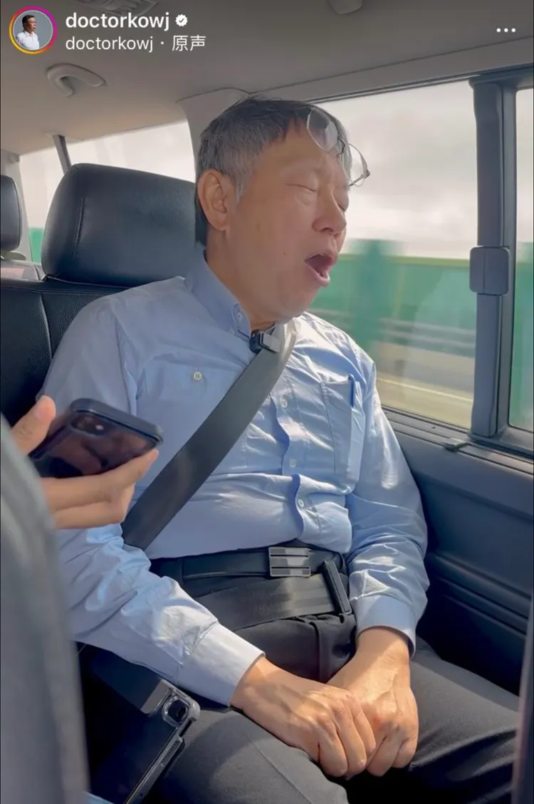 柯文哲透露登台北小巨蛋開唱，在車上練歌。翻攝柯文哲臉書