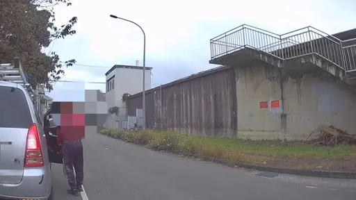 再跑也沒用！通緝犯藏毒棄車逃　見警狂奔百米壓制就逮　