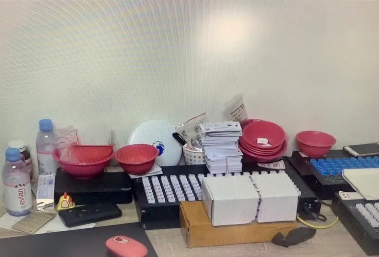 警方起出大批證物。讀者提供