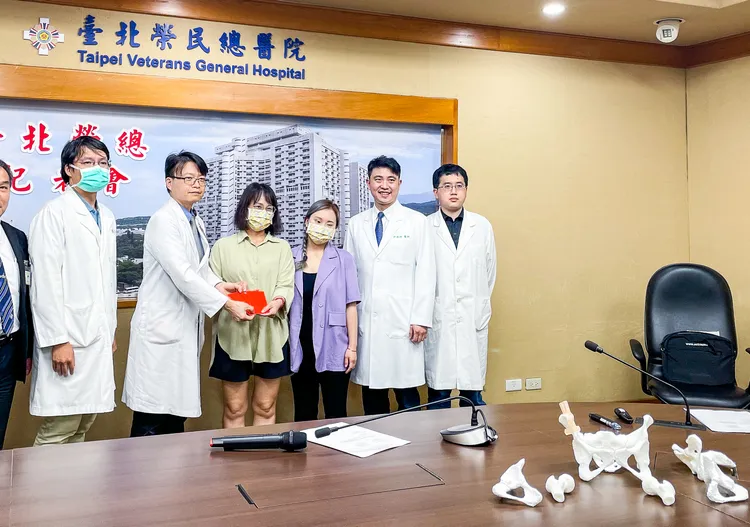 台北榮總今天舉辦「3D列印髖關節」衛教記者會。賴昀岫攝