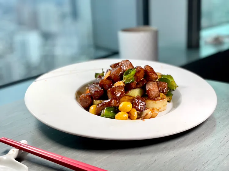 翼豆年糕蔥爆和牛。曾仲葳攝