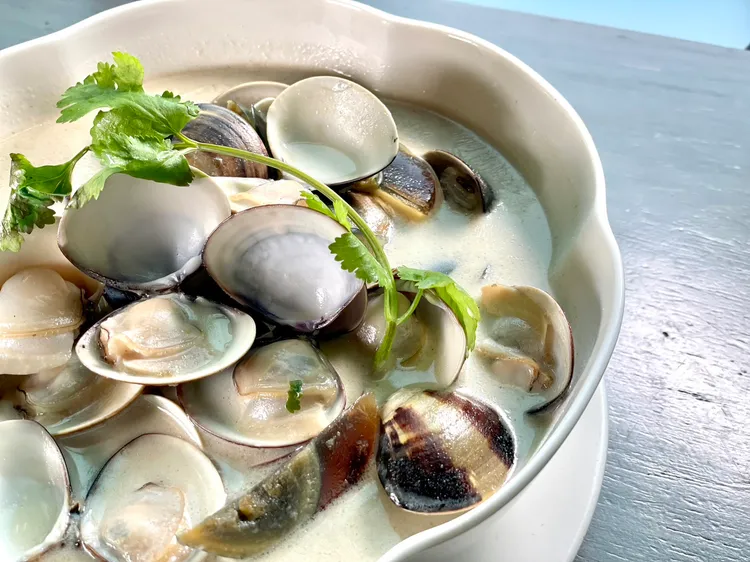 香菜皮蛋湯浸蛤蜊。曾仲葳攝