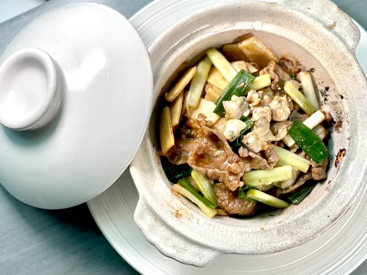 蛤蜊薑蔥牛肉煲。曾仲葳攝