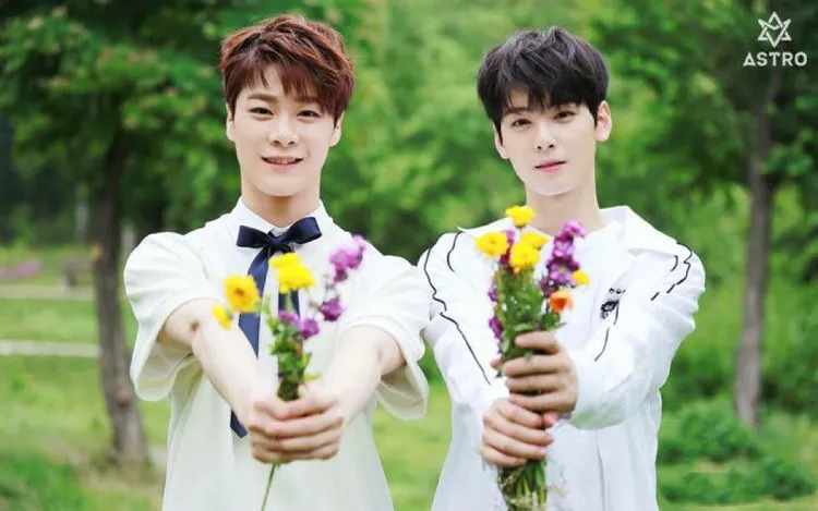 ASTRO文彬（左）和車銀優是高中好友兼隊友。翻攝ASTRO