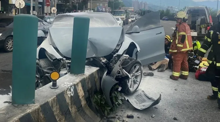 特斯拉撞上分隔島。資料照片