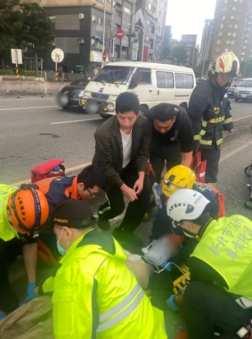 警消將駕駛送醫。資料照片