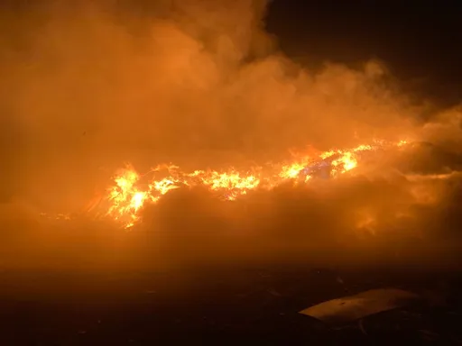 台南仁德清潔隊廢棄家具堆置場 暗夜大火!警消打火8小時撲滅