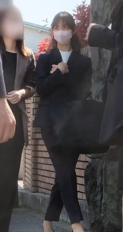 小倉優子穿著樸素褲裝出席大學開學典禮。翻攝《女性SEVEN》