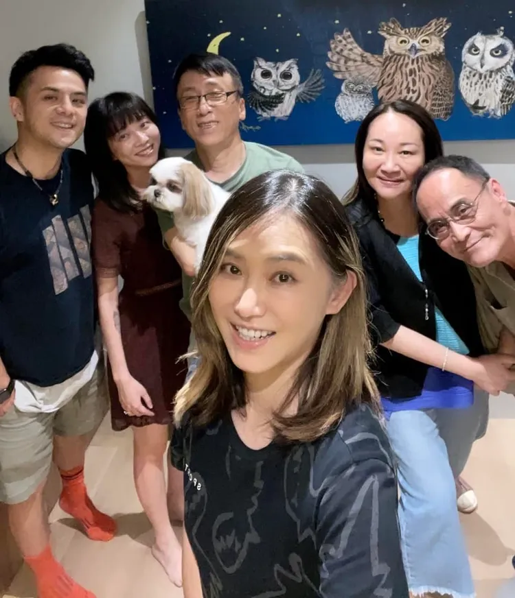 臉上看似沒有多餘脂粉的她，依舊仙氣逼人讓網友直喊羨慕苦苓。引自苦苓臉書