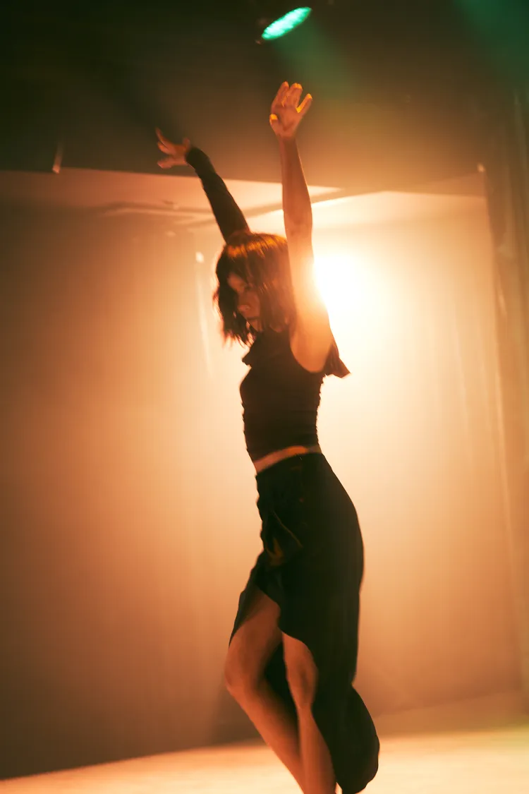 黃姵嘉為戲苦練現代舞呈現不同戲劇面貌。客台提供