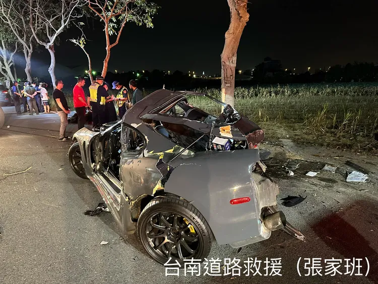 跑車嚴重變形。取自臉書台南道路救援張家班