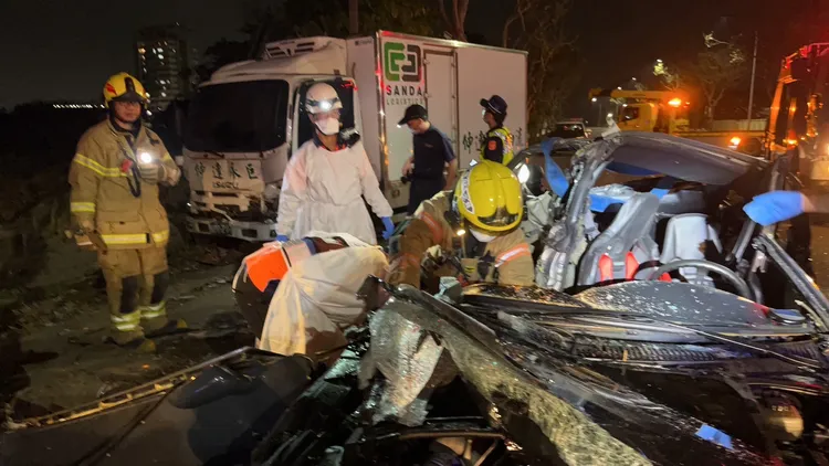 警消救出受困男子，但送醫後仍傷重不治。讀者提供