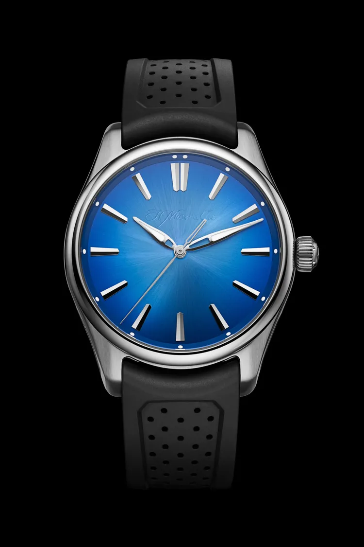 開拓者系列大三針北極藍腕錶，以錶徑40mm全新尺寸的精鋼材質錶殼配以明亮迷人的北極藍色面盤登場，46萬8000元。品牌提供