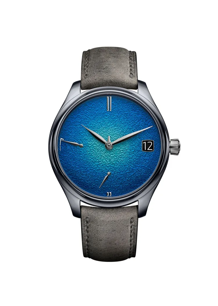 勇創者萬年曆鉭金屬藍色琺瑯腕錶以稀有且高硬度的鉭金屬打造錶殼，呈現獨特的灰調金屬色澤，並且配襯獨特鎚擊紋理呈現的漸層藍色大明火琺瑯面盤，274萬元。品牌提供