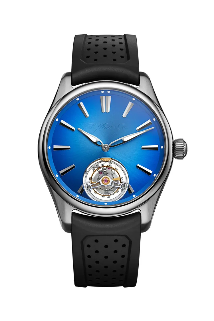 開拓者陀飛輪北極藍腕錶，錶徑42mm精鋼錶殼，搭載配有雙層游絲的HMC 804自製飛行陀飛輪機芯，180萬元。品牌提供