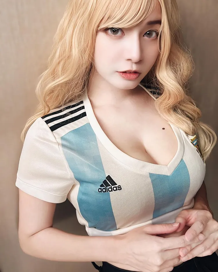 郭鬼鬼身材火辣有雪乳女神美稱。引自IG：angelakuo0504