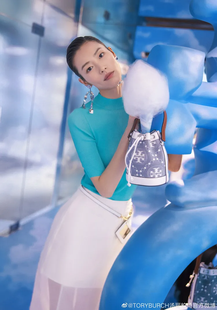 身為TORY BURCH代言人的中國超模劉雯，也現身品牌新加坡快閃店。翻攝TORY BURCH微博