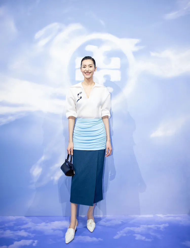 劉雯出席TORY BURCH晚宴時，選穿出自品牌春夏系列的多層次裙裝，搭配典雅的Lee Radziwill手提包。品牌提供