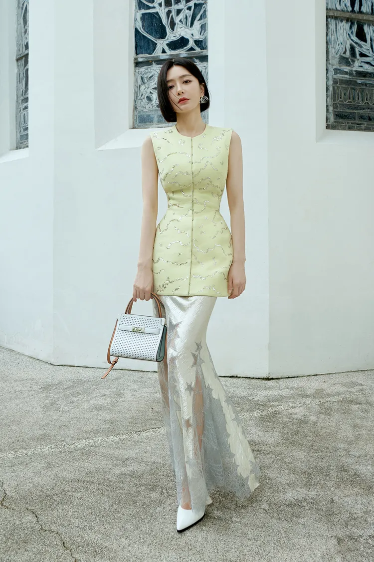 秦嵐為出席晚宴的造型，拎出了TORY BURCH全新的Lee Radziwill迷你雙層手袋。品牌提供