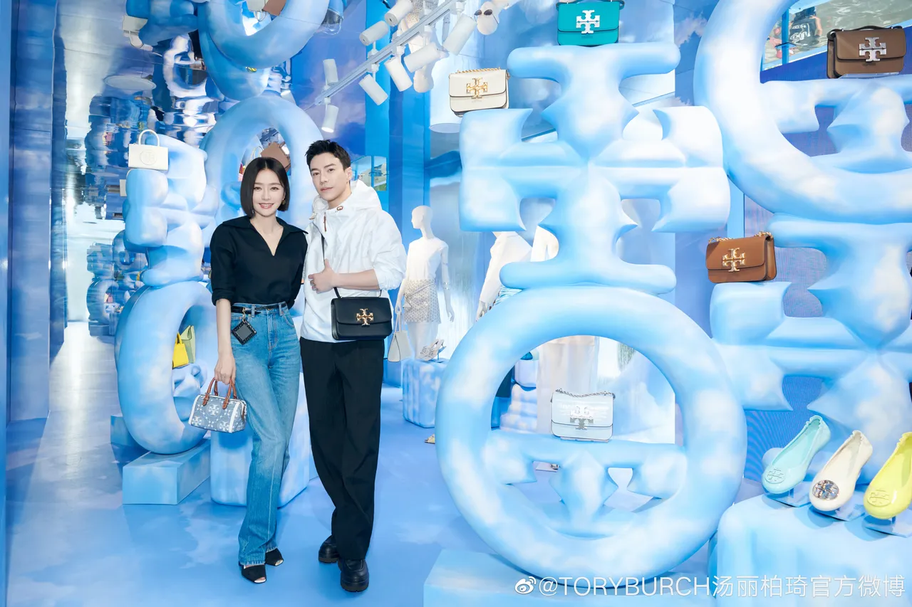 中國女星秦嵐(左)及馬來西亞男星王冠逸,一同體驗T Monogram快閃店宛如置身雲端般的空間。翻攝TORY BURCH微博