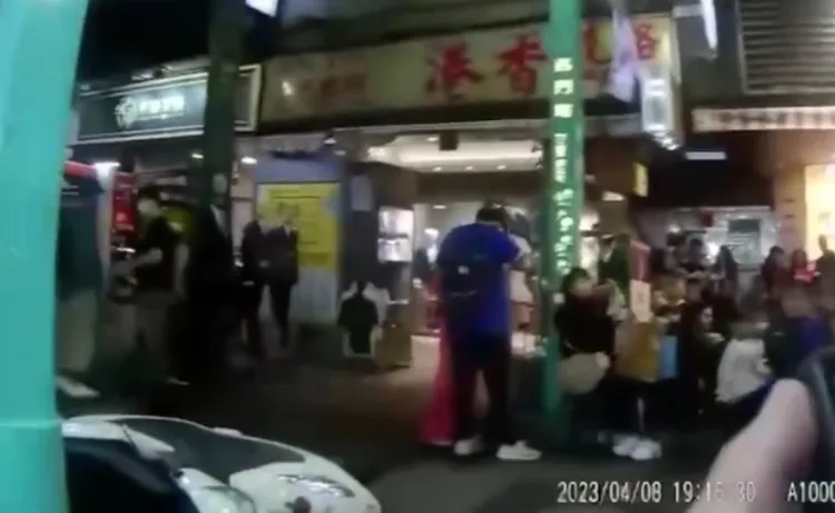 警方轉頭見警車已被人踹倒。翻攝畫面