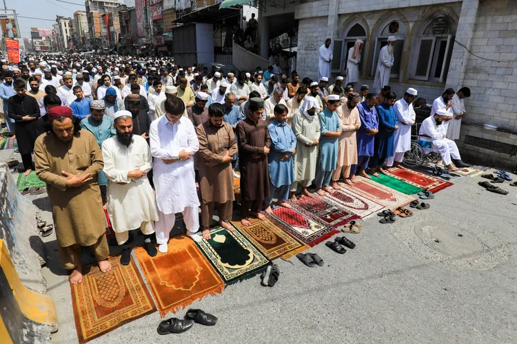 民眾14日於白夏瓦參與齋戒月禁食祈禱。路透