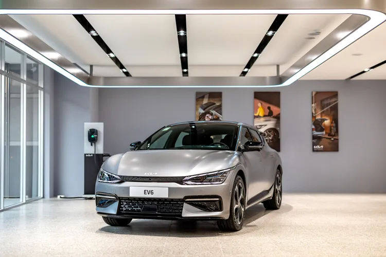 尚麒Kia亦於展間內規劃AC行動充電樁為電動車款進行充電、也能為客戶進行充電展示與說明。業者提供