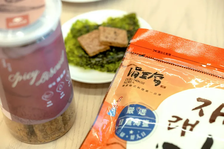 「豆府集團」將與Kia尚麒汽車結盟，未來所有來店的賞車貴賓都可享用海苔及辣椒餅等韓國點心。業者提供