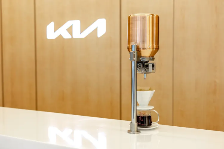 展間內採用世界第一台結合IoT智慧物聯網應用功能的「Flavor Leaks 風味原萃」頂級手沖咖啡機。業者提供