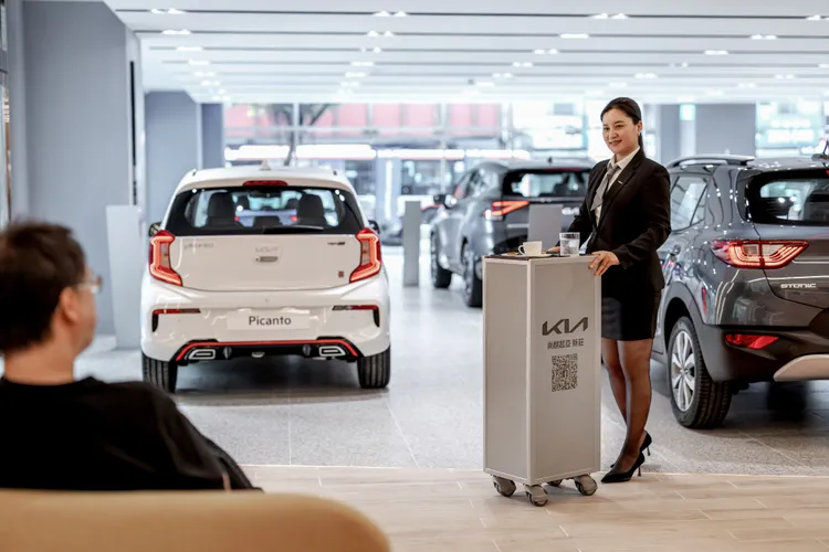 尚麒Kia新莊展示中心也添購民航機機艙專用、全鋁合金打造的禮賓餐車。業者提供