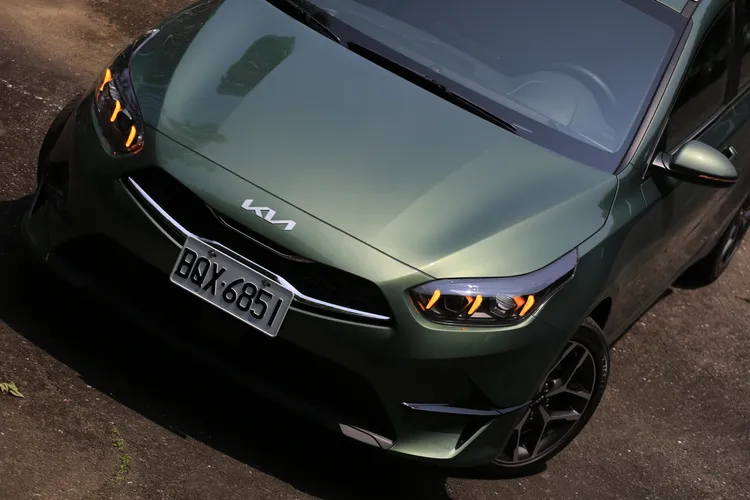 LED頭燈組進行升級之後，如今也內建了三道箭矢狀的LED日行燈兼方向燈。林浩昇攝