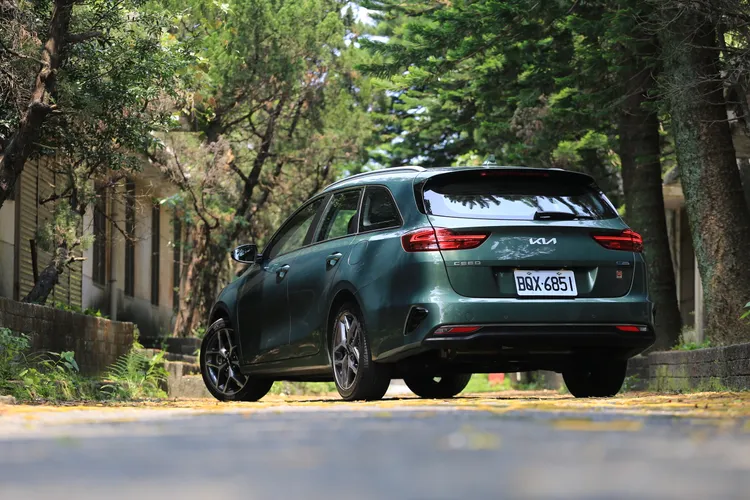 車尾部分則以分置於左右的L型LED尾燈，加上刻意捏塑出的尾廂蓋鴨尾摺痕，打造出旅行車最讓愛好者心醉的美背倩影。林浩昇攝