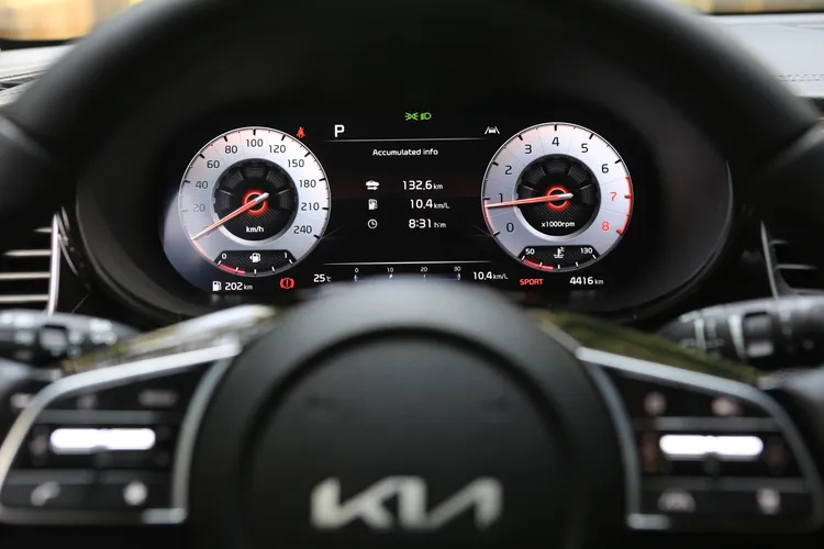 12.3吋全數位液晶儀表會依據不同行車模式，呈現出不同的背景色調主題。林浩昇攝