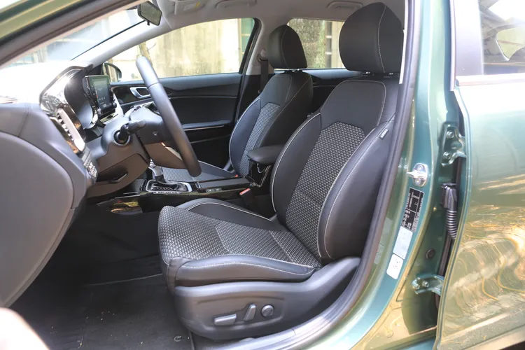 這次Ceed Sportswagon MHEV也加入了駕駛座10向可調式電動椅附2組記憶功能，副駕駛座則加入電動腰靠。林浩昇攝