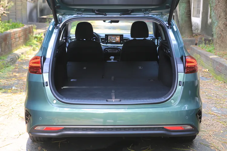 旅行車的最大優勢便是擁有不俗的置物縱深，且椅背倒平後平整度優異。林浩昇攝