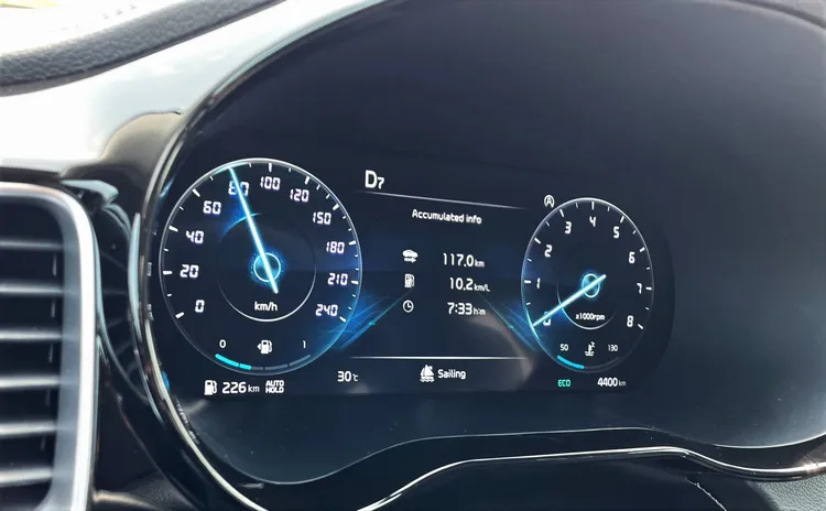 當行車模式位於ECO，且時速介於30~120km/h之間鬆開油門踏板，就會進入「熄火滑行模式」，儀錶板上也會同步顯示Sailing字樣。林浩昇攝