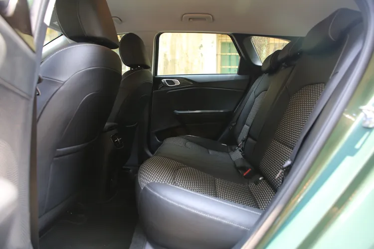 後座空間表現合理，在中型車範疇中擁有一定乘坐水準，並附有後座出風口及Type C的電源插孔。林浩昇攝