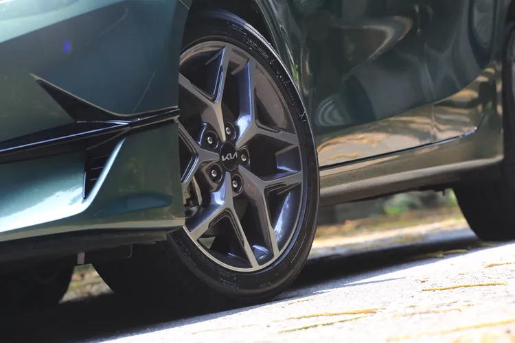 17吋的Y字形五輻輪圈視覺感受相當出色。林浩昇攝