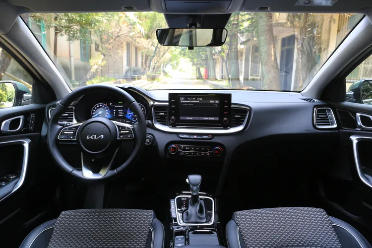 藉著標配的12.3吋全數位液晶儀表，以及懸浮式8吋影音觸控螢幕，Ceed Sportswagon MHEV車艙進一步提煉出當代車款必須具備的科技氛圍。林浩昇攝