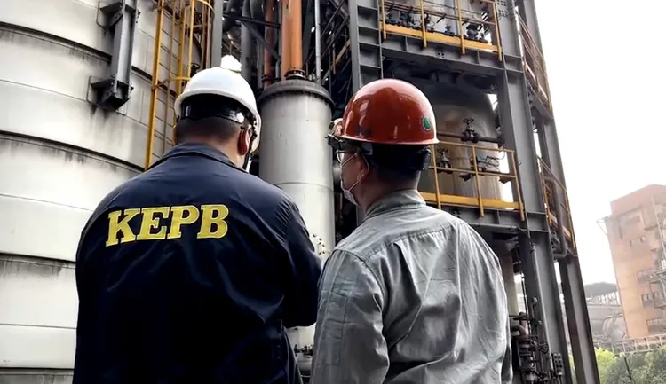 空氣品質不佳，環保局加強管制大型工廠污染源排放。讀者提供